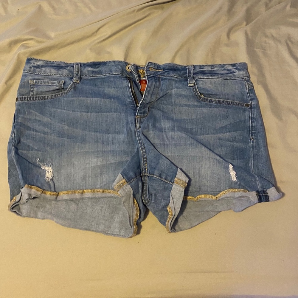 light was Jean shorts with little rips